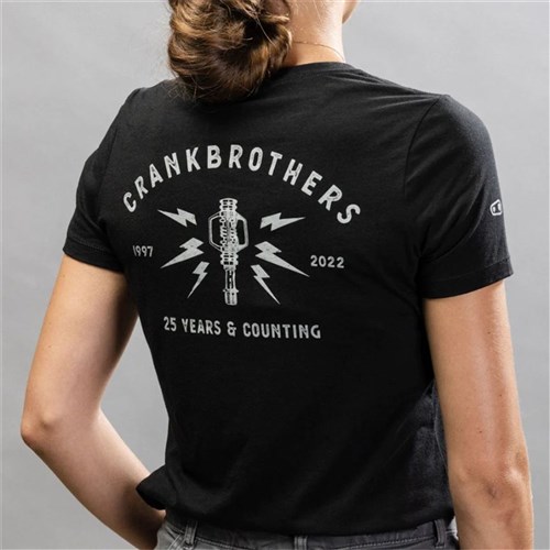 CRANKBROTHERS WMNS TEE 25TH ANNIVERSARY BLACK W-XLG